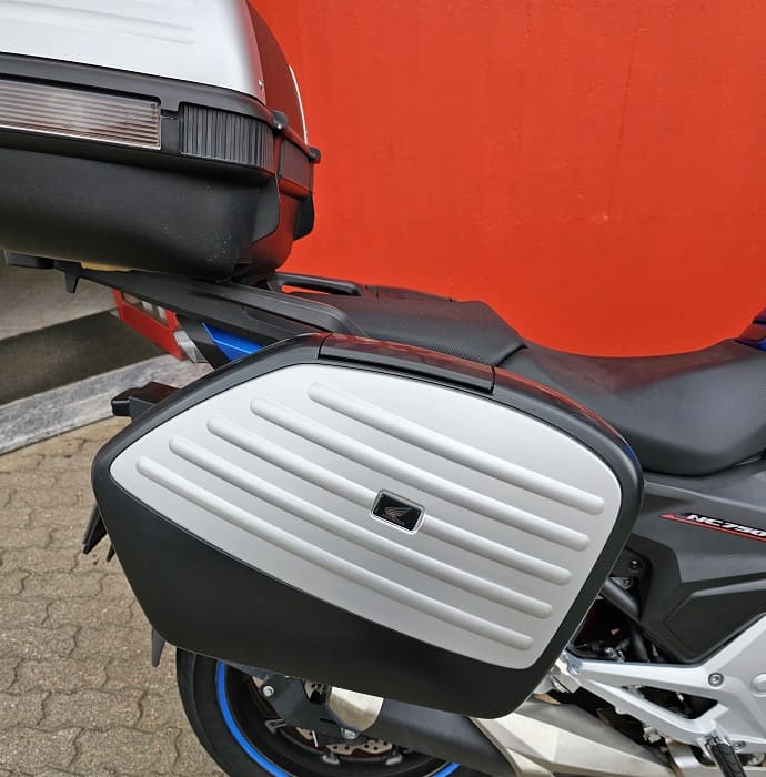 https://motodiana.com//public/uploads/17%2626_MotosUsadas/Elementos_Graficos/33-ZA-58HONDANC750XABS/11.jpg