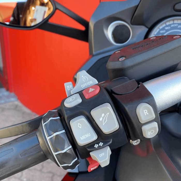 https://motodiana.com//public/uploads/17%2626_MotosUsadas/Elementos_Graficos/44-TQ-89BMWK1600GTL/09.png