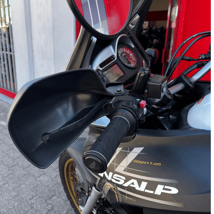 https://motodiana.com//public/uploads/17%2626_MotosUsadas/Elementos_Graficos/90-LO-82HONDATRANSALPXL700/08.png