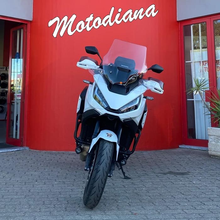 https://motodiana.com//public/uploads/17%2626_MotosUsadas/Elementos_Graficos/AO-38-QJHONDANT1100DCT/02.jpg