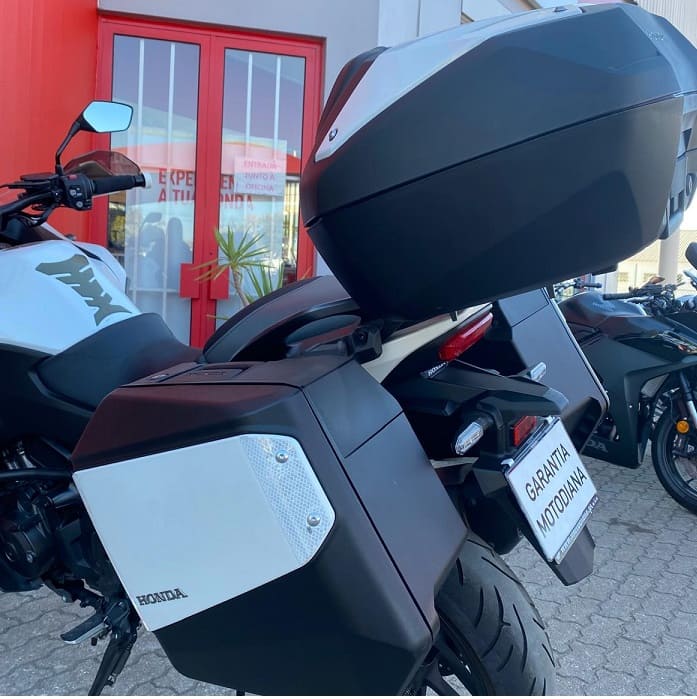 https://motodiana.com//public/uploads/17%2626_MotosUsadas/Elementos_Graficos/AO-38-QJHONDANT1100DCT/12.jpg