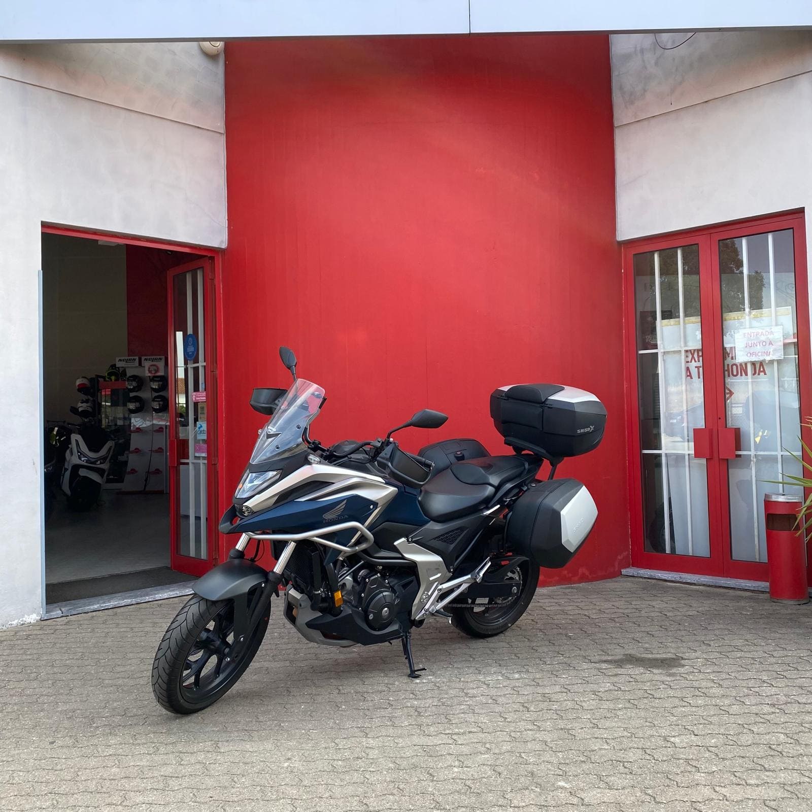 https://motodiana.com//public/uploads/17%2626_MotosUsadas/Elementos_Graficos/AT-27-QAHONDANC750XDCT/01%20(2).jpg