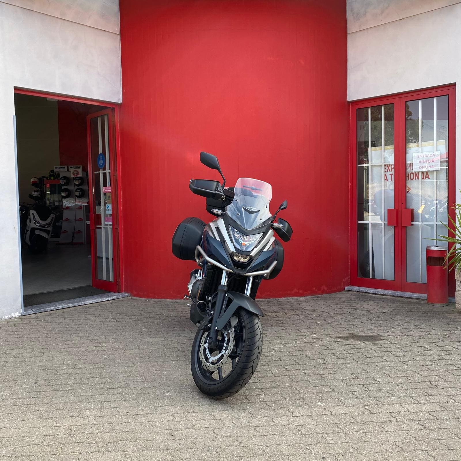 https://motodiana.com//public/uploads/17%2626_MotosUsadas/Elementos_Graficos/AT-27-QAHONDANC750XDCT/02.jpg