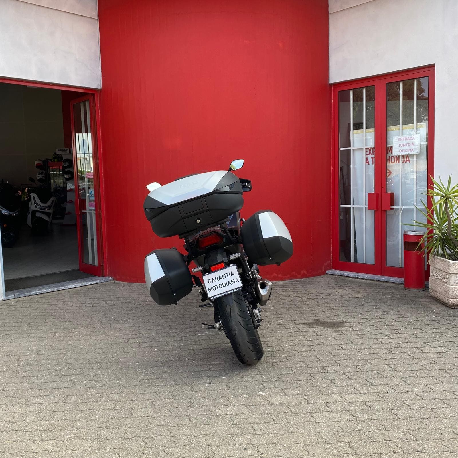 https://motodiana.com//public/uploads/17%2626_MotosUsadas/Elementos_Graficos/AT-27-QAHONDANC750XDCT/03.jpg