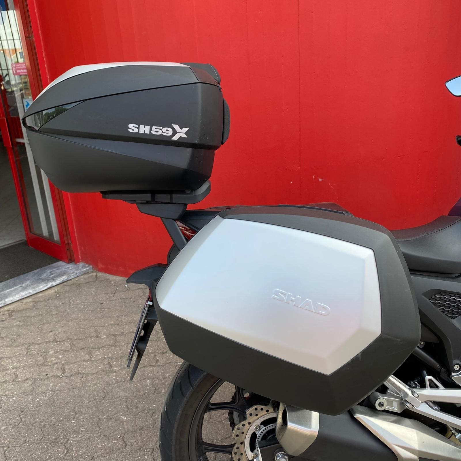 https://motodiana.com//public/uploads/17%2626_MotosUsadas/Elementos_Graficos/AT-27-QAHONDANC750XDCT/05.jpg