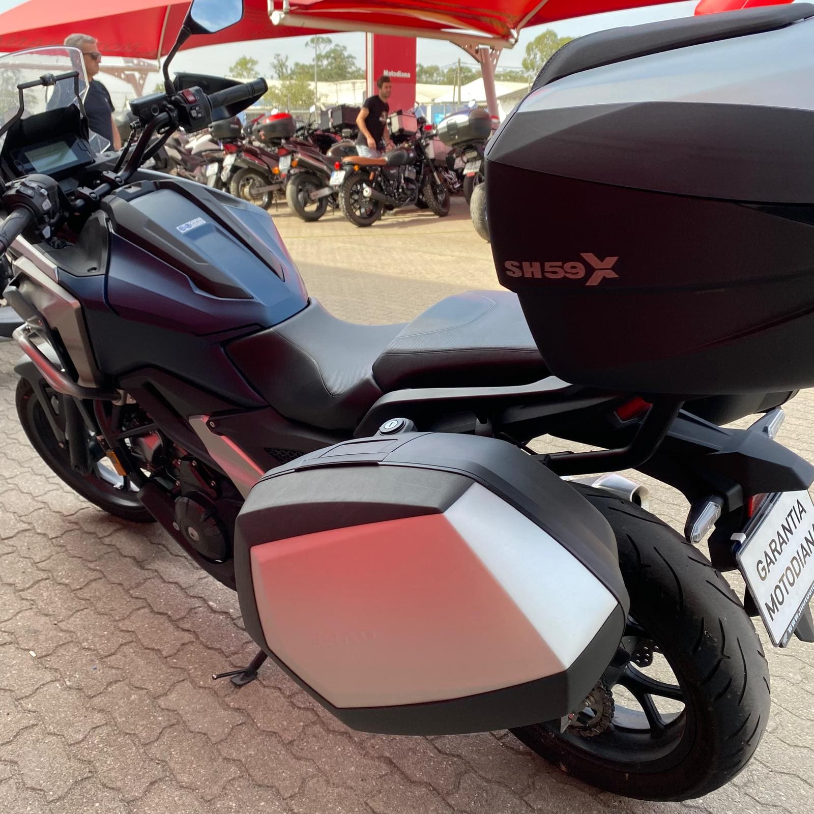 https://motodiana.com//public/uploads/17%2626_MotosUsadas/Elementos_Graficos/AT-27-QAHONDANC750XDCT/07.jpg