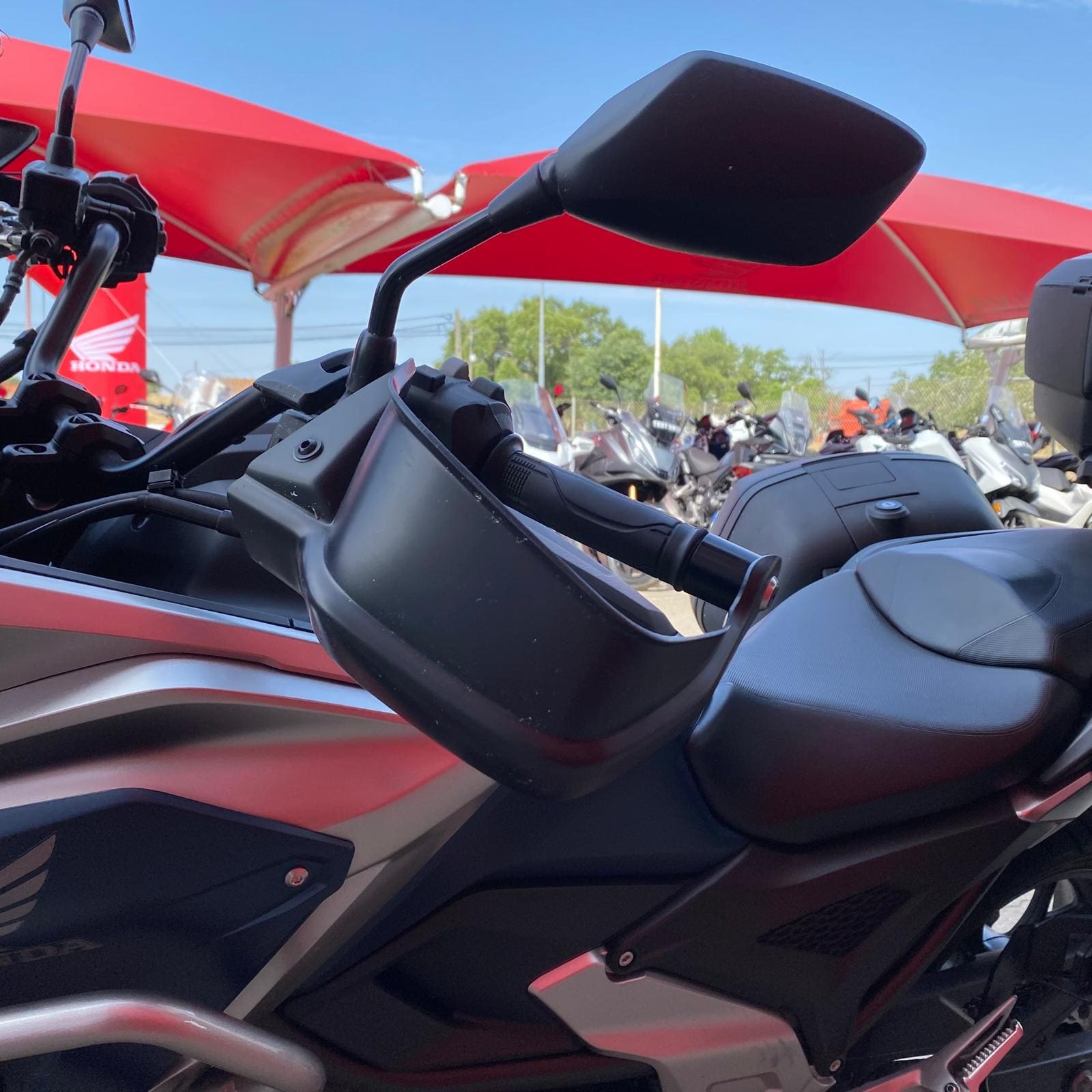 https://motodiana.com//public/uploads/17%2626_MotosUsadas/Elementos_Graficos/AT-27-QAHONDANC750XDCT/08.jpg