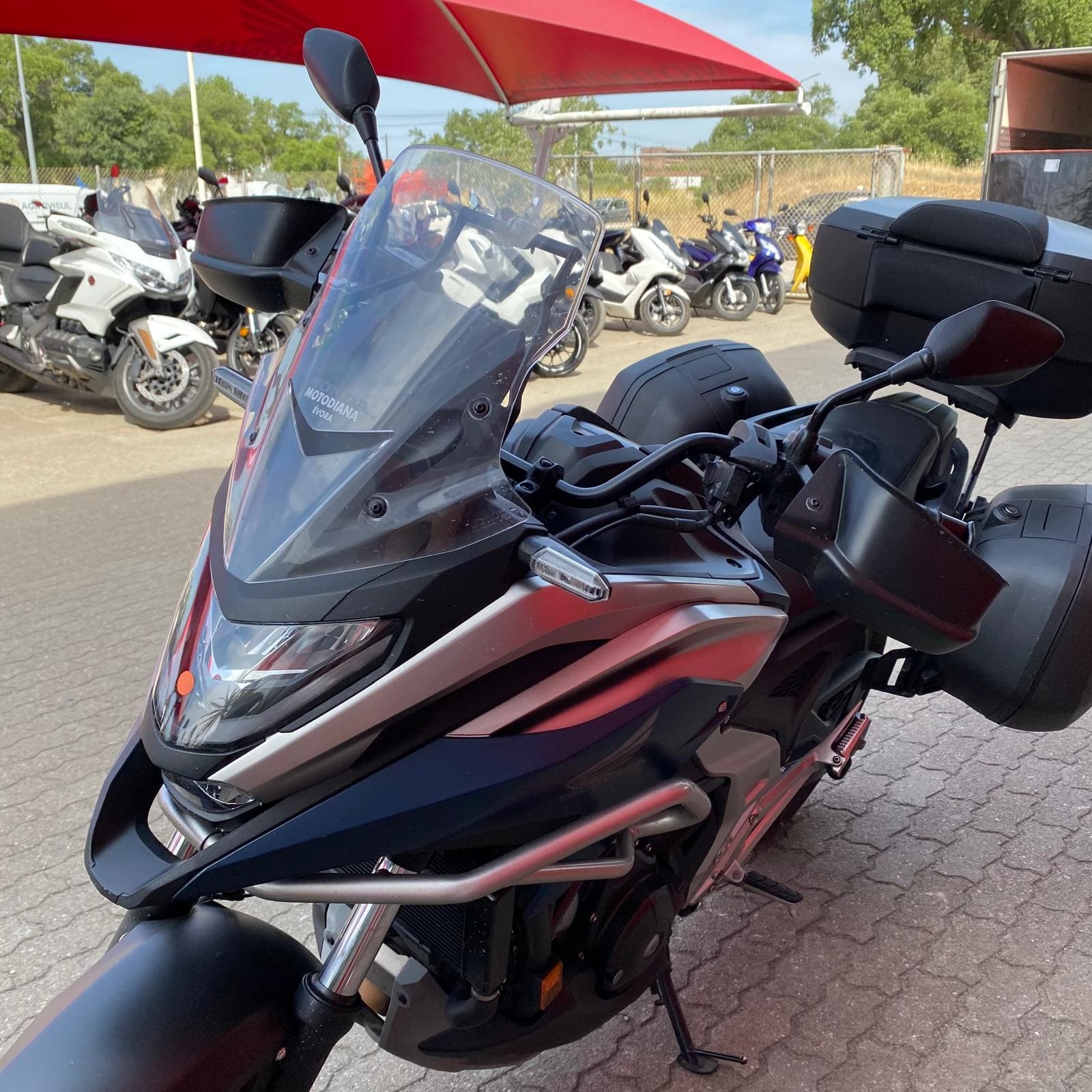 https://motodiana.com//public/uploads/17%2626_MotosUsadas/Elementos_Graficos/AT-27-QAHONDANC750XDCT/10.jpg