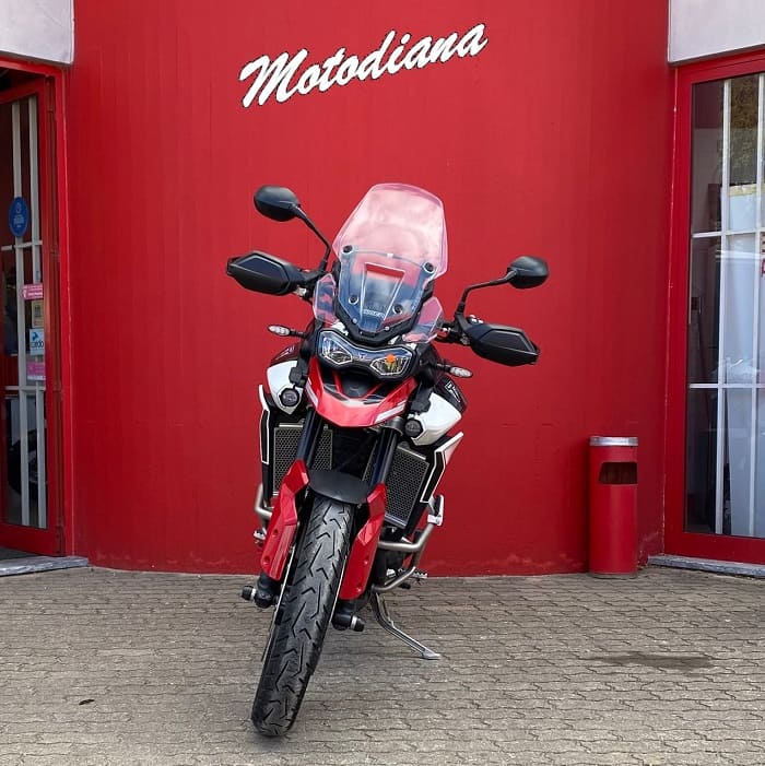 https://motodiana.com//public/uploads/17%2626_MotosUsadas/Elementos_Graficos/BD-38-TG%20TRIUMPH%20GT/02.jpg