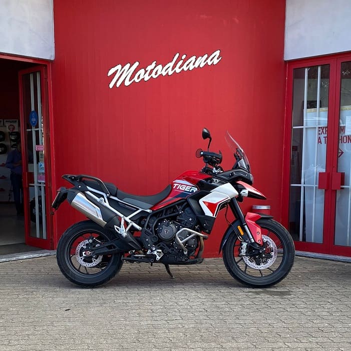 https://motodiana.com//public/uploads/17%2626_MotosUsadas/Elementos_Graficos/BD-38-TG%20TRIUMPH%20GT/04.jpg
