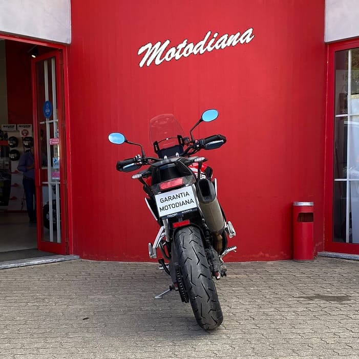 https://motodiana.com//public/uploads/17%2626_MotosUsadas/Elementos_Graficos/BD-38-TG%20TRIUMPH%20GT/05.jpg