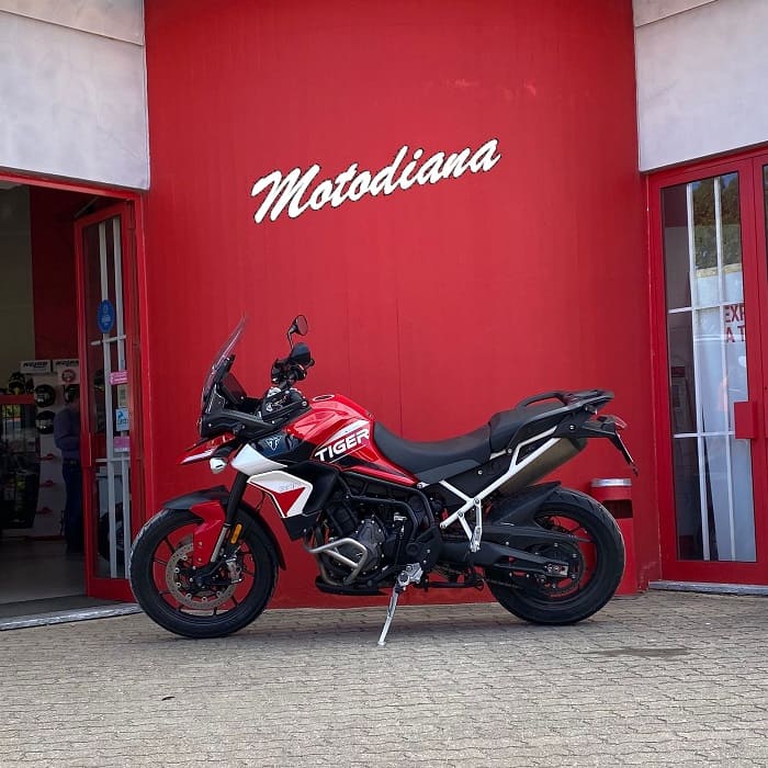 https://motodiana.com//public/uploads/17%2626_MotosUsadas/Elementos_Graficos/BD-38-TG%20TRIUMPH%20GT/06.jpg