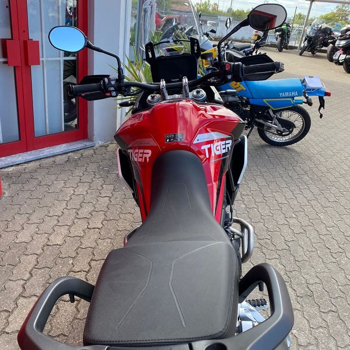 https://motodiana.com//public/uploads/17%2626_MotosUsadas/Elementos_Graficos/BD-38-TG%20TRIUMPH%20GT/07.jpg