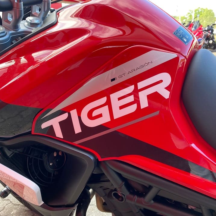 https://motodiana.com//public/uploads/17%2626_MotosUsadas/Elementos_Graficos/BD-38-TG%20TRIUMPH%20GT/08.jpg