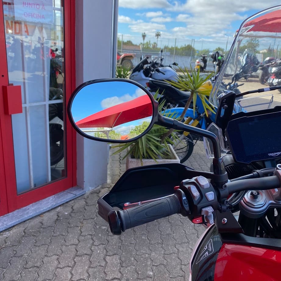 https://motodiana.com//public/uploads/17%2626_MotosUsadas/Elementos_Graficos/BD-38-TG%20TRIUMPH%20GT/10.jpg