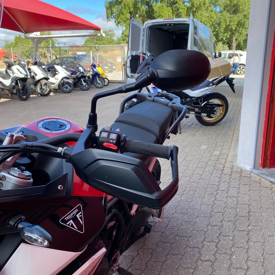 https://motodiana.com//public/uploads/17%2626_MotosUsadas/Elementos_Graficos/BD-38-TG%20TRIUMPH%20GT/11.jpg