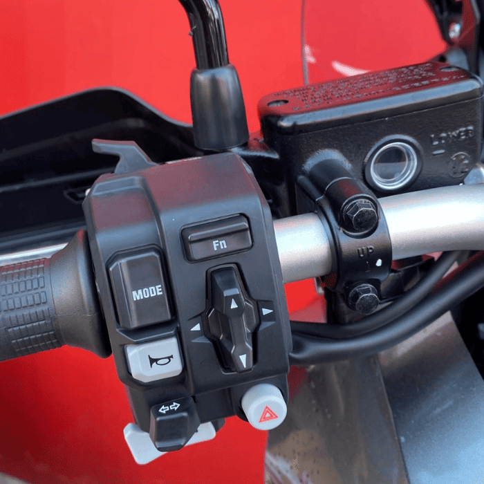https://motodiana.com//public/uploads/17%2626_MotosUsadas/Elementos_Graficos/BI-31-FZHONDAX-ADV750/06.png