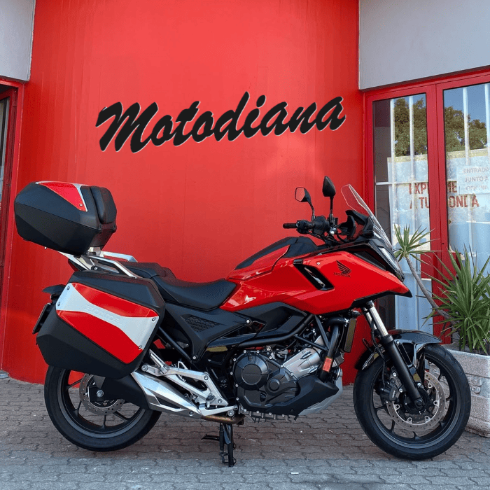 https://motodiana.com//public/uploads/17%2626_MotosUsadas/Elementos_Graficos/BT-81-HZHONDANC750ABSCMEXTENSAO/02.png