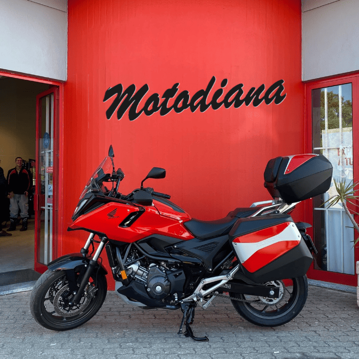 https://motodiana.com//public/uploads/17%2626_MotosUsadas/Elementos_Graficos/BT-81-HZHONDANC750ABSCMEXTENSAO/03.png