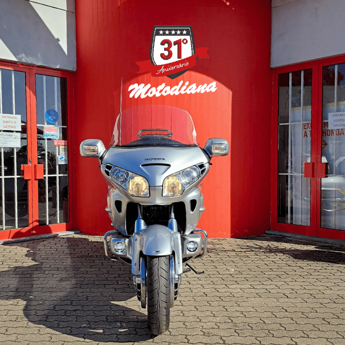 https://motodiana.com//public/uploads/Motos%20Usadas/Elementos_Graficos/06_AB_13_GL1800_CINZENTA/2.png