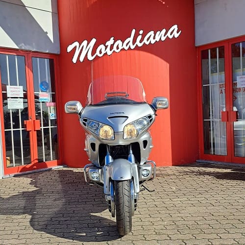https://motodiana.com//public/uploads/Motos%20Usadas/Elementos_Graficos/06_AB_13_GL1800_CINZENTA/20250128_115941.jpg