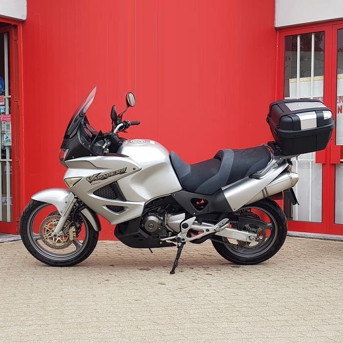 https://motodiana.com//public/uploads/Motos%20Usadas/Elementos_Graficos/42_AE_80_HONDAVARADERO_XL1000/2.jpg