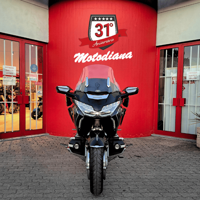 https://motodiana.com//public/uploads/Motos%20Usadas/Elementos_Graficos/AE_55_UF_GL1800DCT_PRETO/2.png