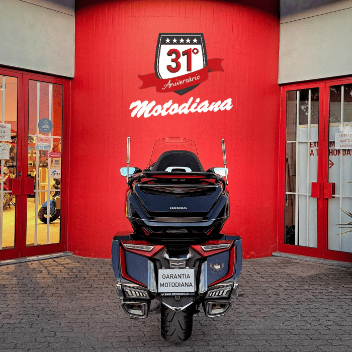 https://motodiana.com//public/uploads/Motos%20Usadas/Elementos_Graficos/AE_55_UF_GL1800DCT_PRETO/4.png