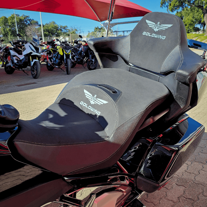 https://motodiana.com//public/uploads/Motos%20Usadas/Elementos_Graficos/AE_55_UF_GL1800DCT_PRETO/9_10.png