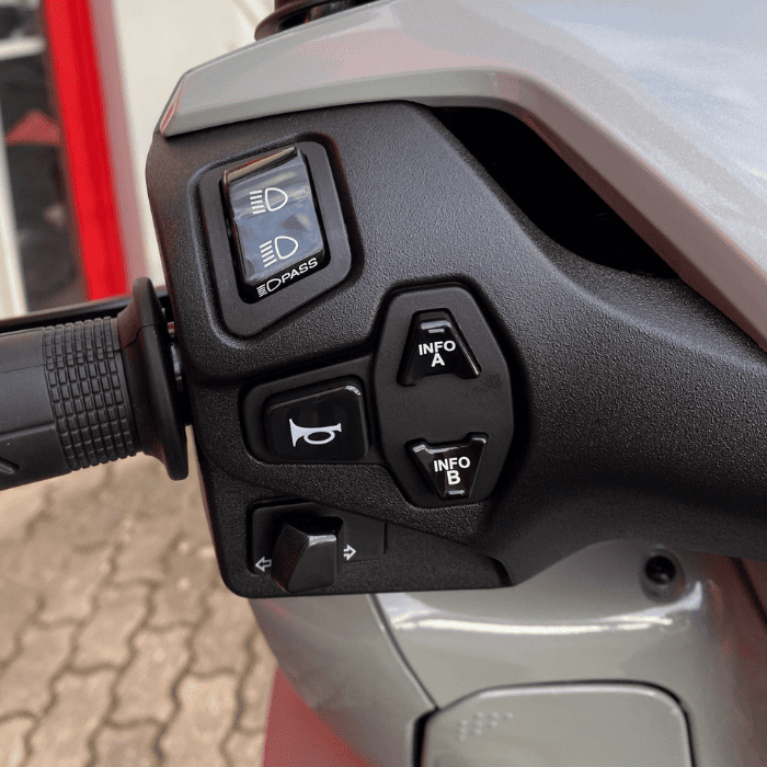 https://motodiana.com//public/uploads/Motos%20Usadas/Elementos_Graficos/CE-00-FM%20HONDA%20SH350%20SMART%20TOP%20CASE/09.png