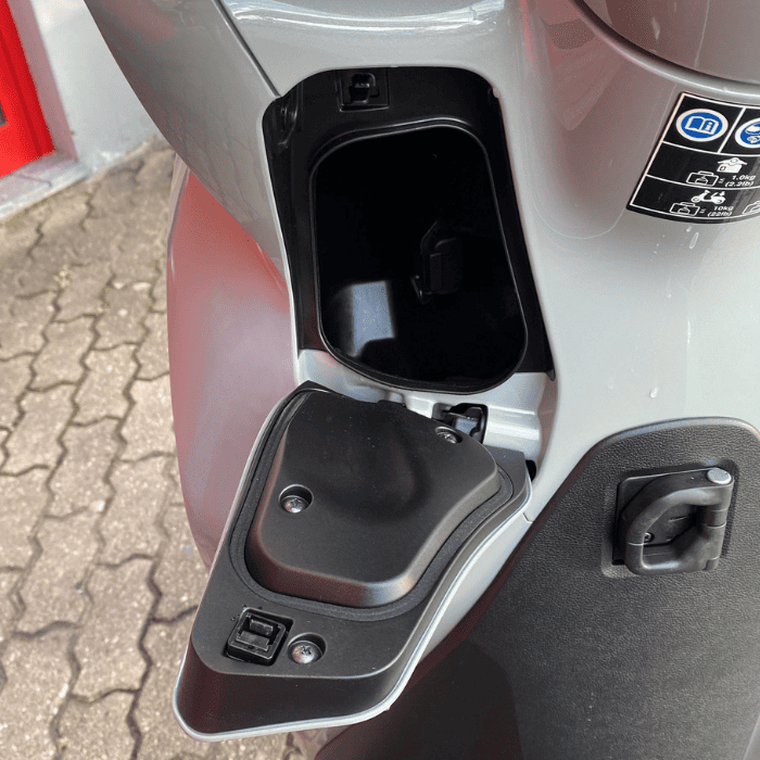 https://motodiana.com//public/uploads/Motos%20Usadas/Elementos_Graficos/CE-00-FM%20HONDA%20SH350%20SMART%20TOP%20CASE/11.png
